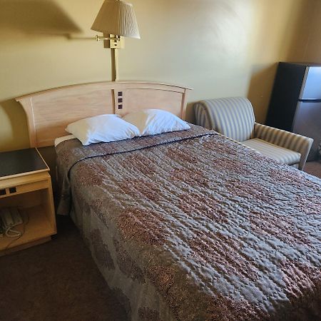 Hardisty Motel Экстерьер фото